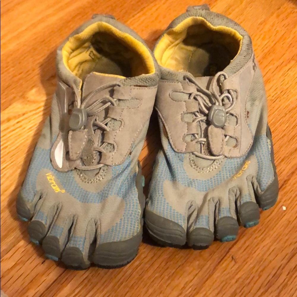 🏞️ Gray and blue Vibram five fingers. Size 36